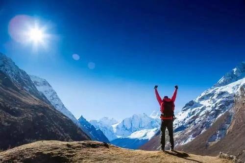 励志登山高清山顶图片,励志登山者的壮丽山顶瞬间