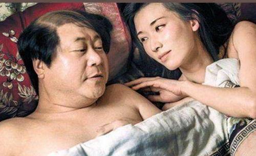 床戏摸大腿激烈,大腿间的火辣接触
