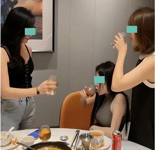 闺蜜喝酒图片,欢声笑语映照美好时光