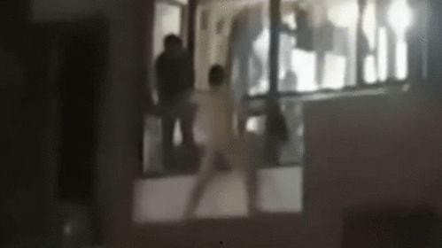 女人光屁股被打的视频,不堪入目！女子裸露视频引发社会公愤