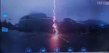 被雷劈视频,生死瞬间