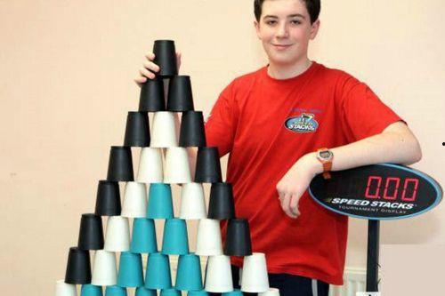 速叠杯视频,瞬间完成的多彩魔幻表演揭秘