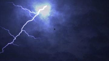 闪电视频,惊悚轮回，恐怖阴影下的宿命对决